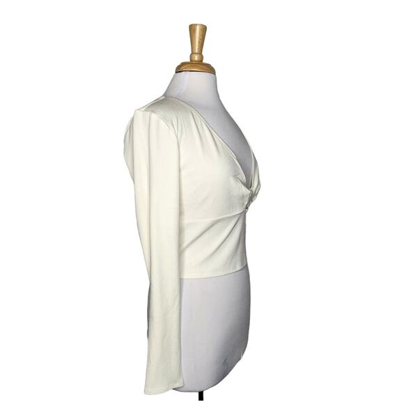 Francesca's Kennie Keyhole Twist Front Top White Size Large - Picture 3 of 8
